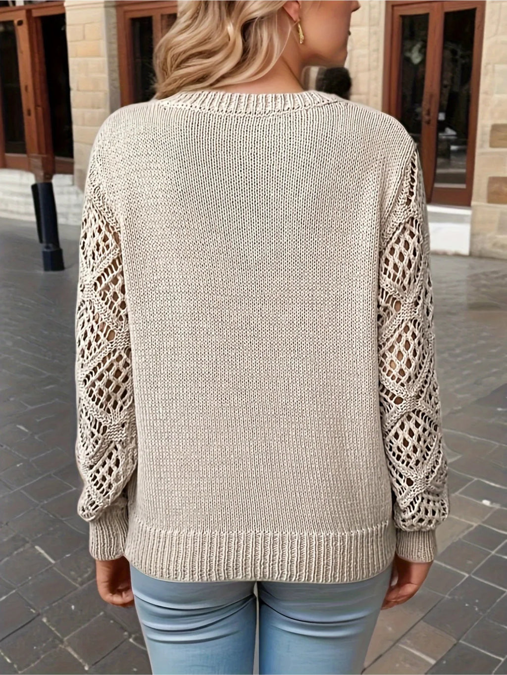 Sweter damski ażurowy o luźnym kroju z dekoltem w serek - Beżowy