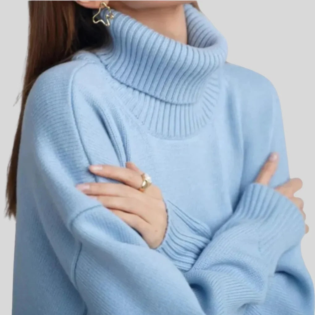 Sweter damski oversize z golfem i obniżoną linią ramion - Jasnoniebieski