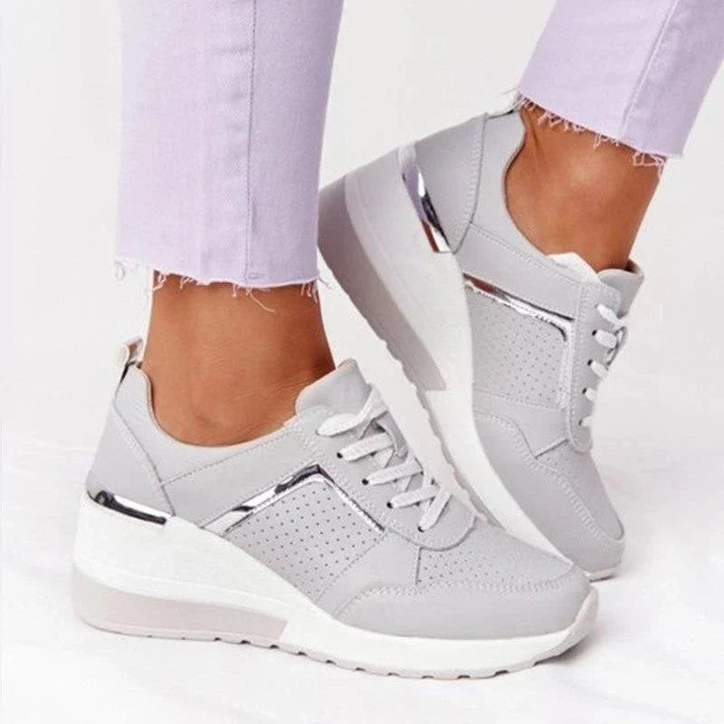 Sneakersy damskie na podwyższonej podeszwie ze sznurowaniem - Szary