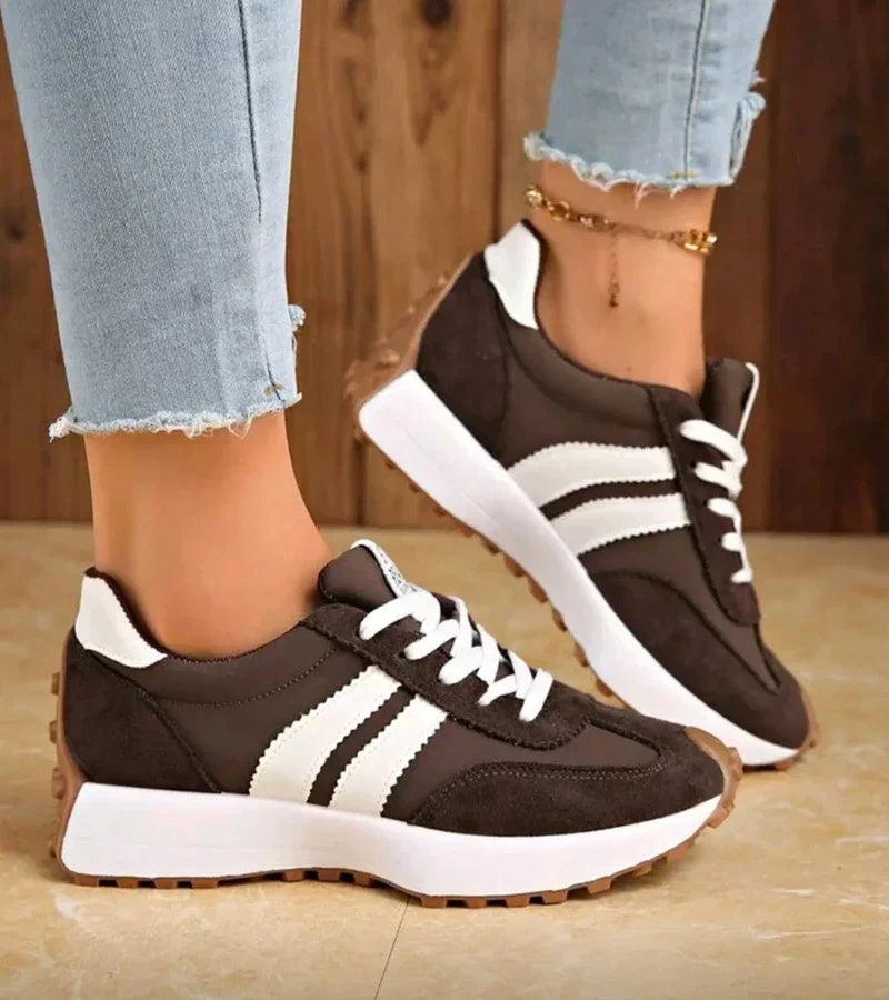 Sneakersy damskie sznurowane na grubej podeszwie ze zwierzęcym wzorem - Ciemnobrązowy