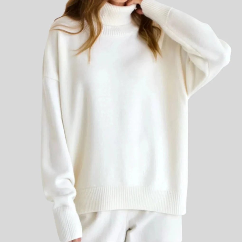 Sweter damski oversize z golfem i obniżoną linią ramion - Biały