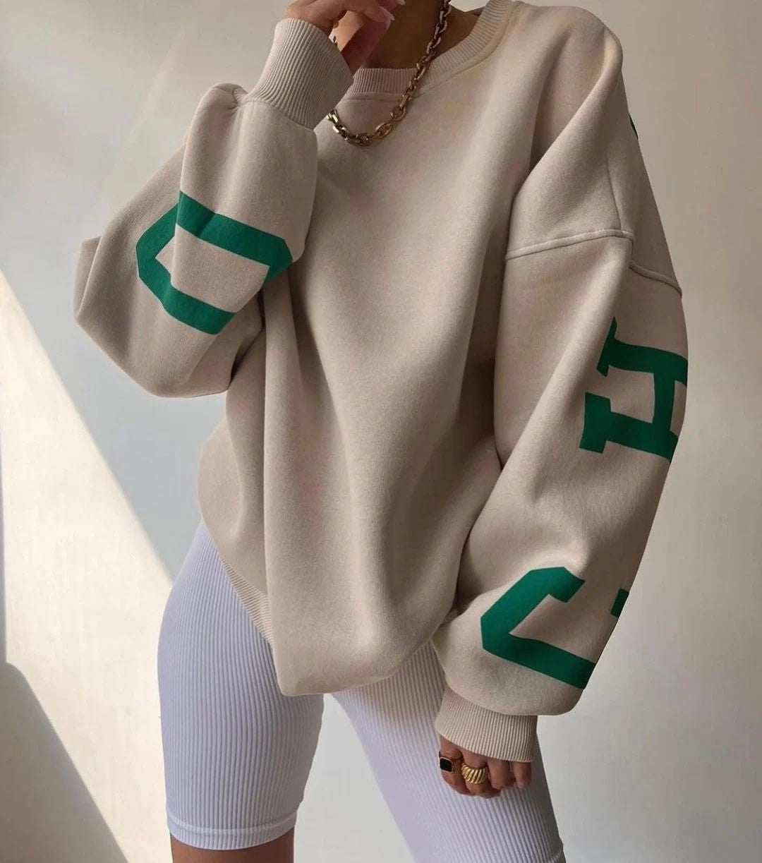 Bluza damska oversize z nadrukami na rękawach i okrągłym dekoltem - Khaki
