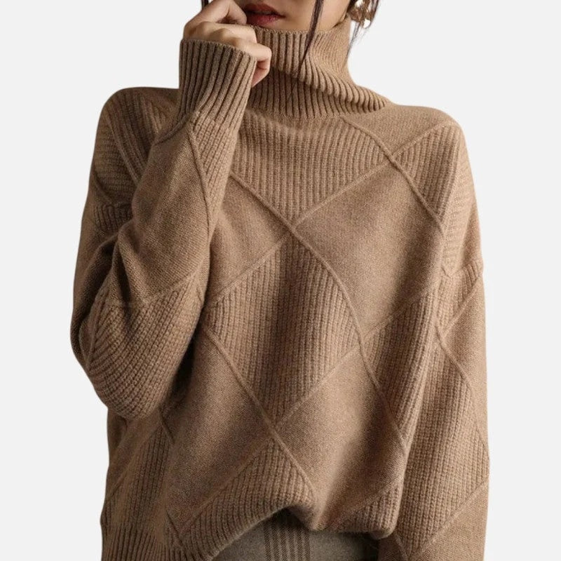Sweter damski oversize z golfem i geometrycznym wzorem - Brązowy