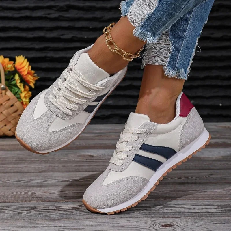 Sneakersy damskie niskie sznurowane z okrągłym noskiem i płaską podeszwą - Niebieski