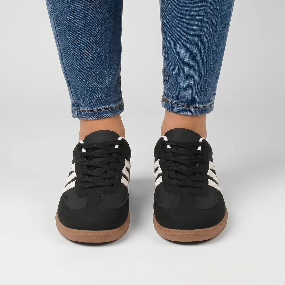 Sneakersy damskie retro niskie sznurowane z płaską podeszwą - Czarny