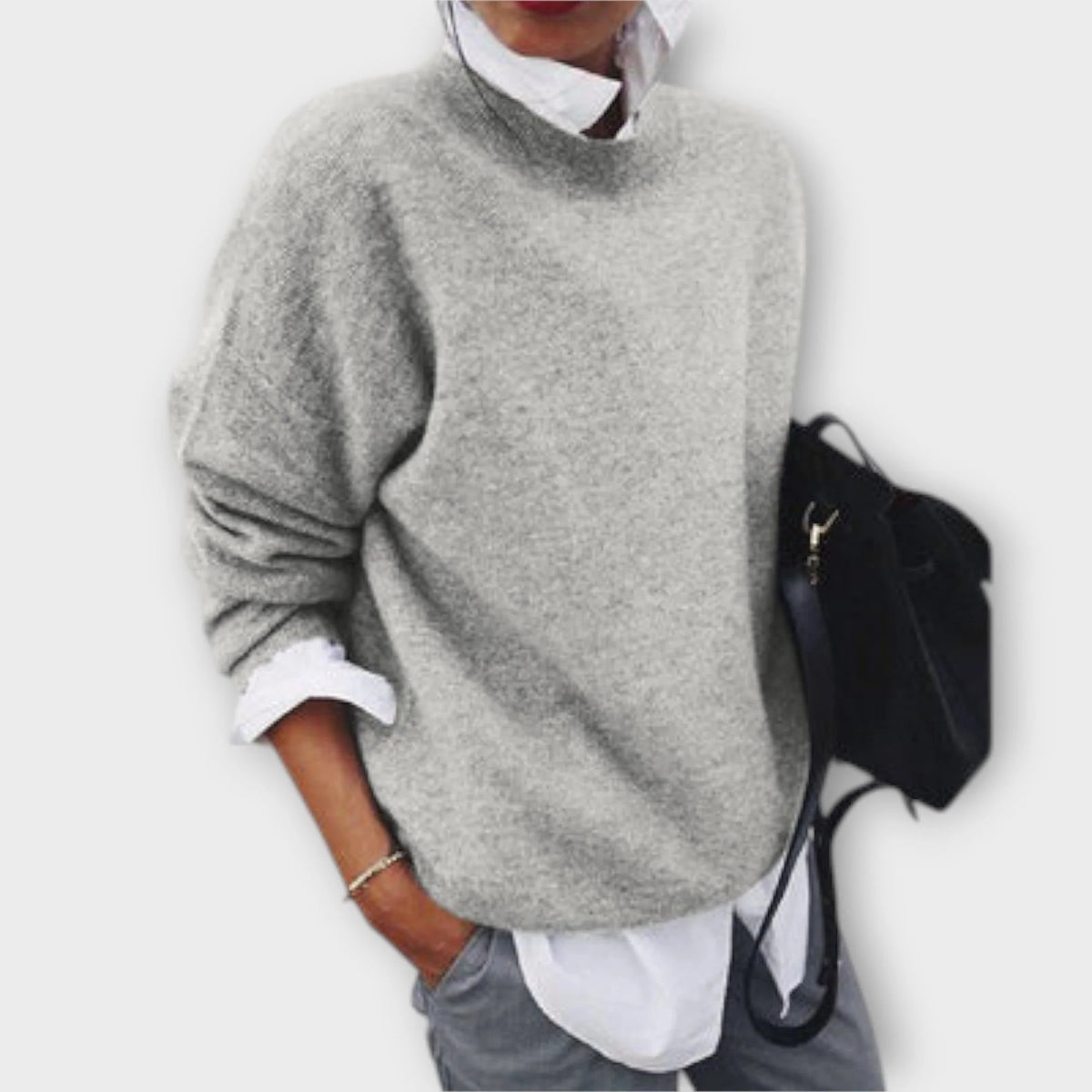 Sweter damski oversize z koszulowymi wstawkami i obniżoną linią ramion - Szary