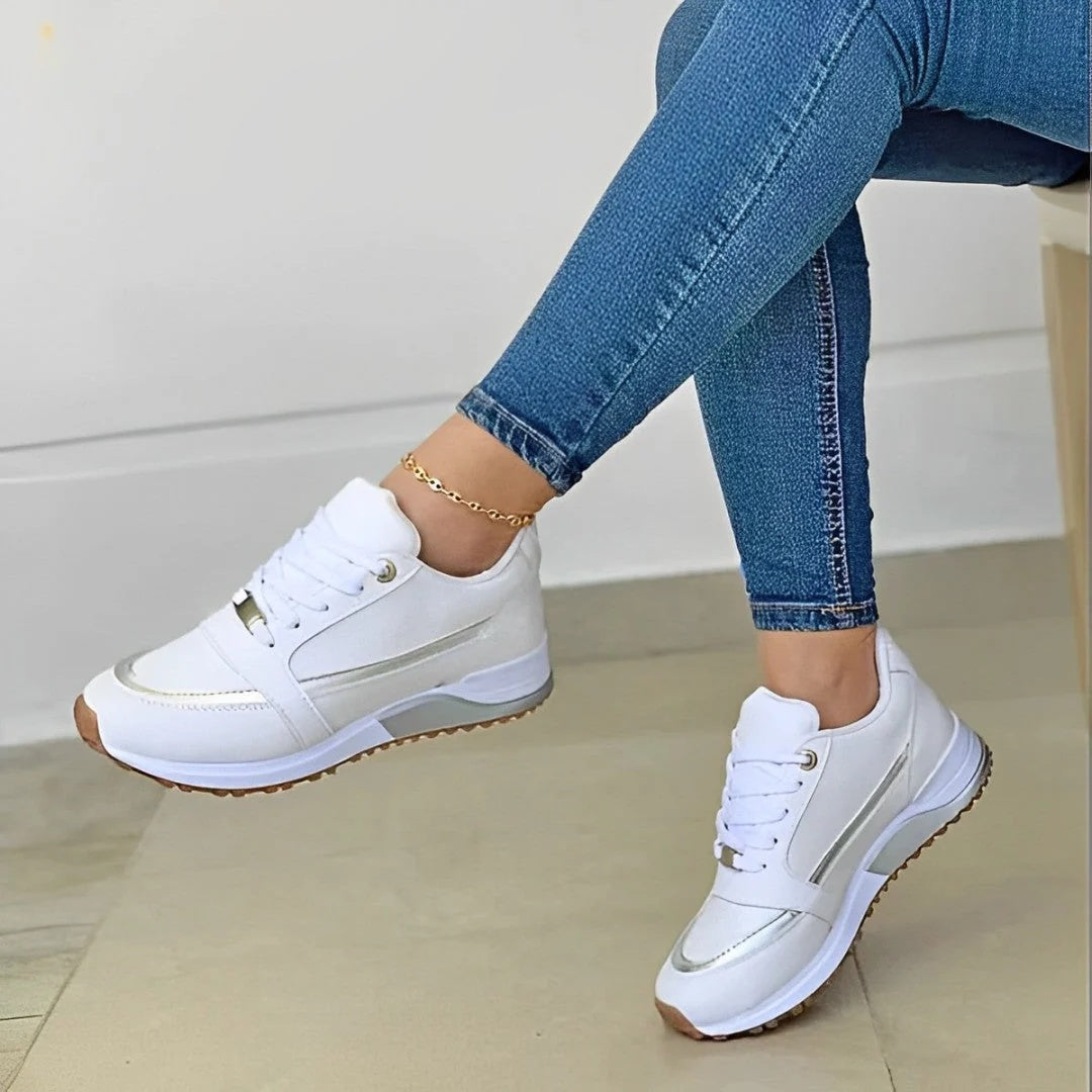 Sneakersy damskie sznurowane na koturnie z okrągłym noskiem - Biały