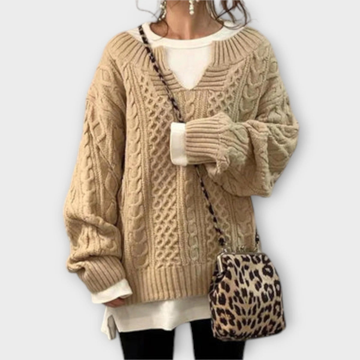 Sweter damski oversize z warkoczowym splotem i szerokim dekoltem - Khaki