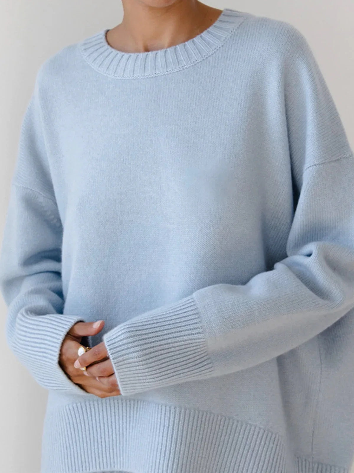 Sweter damski oversize z okrągłym dekoltem i długimi rękawami - Niebieski