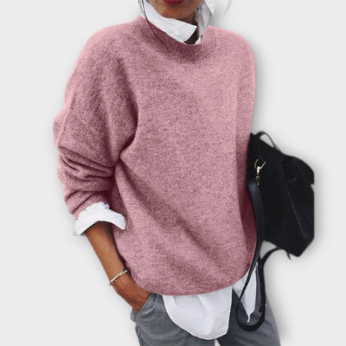 Sweter damski oversize z koszulowymi wstawkami i obniżoną linią ramion - Jasnoróżowy