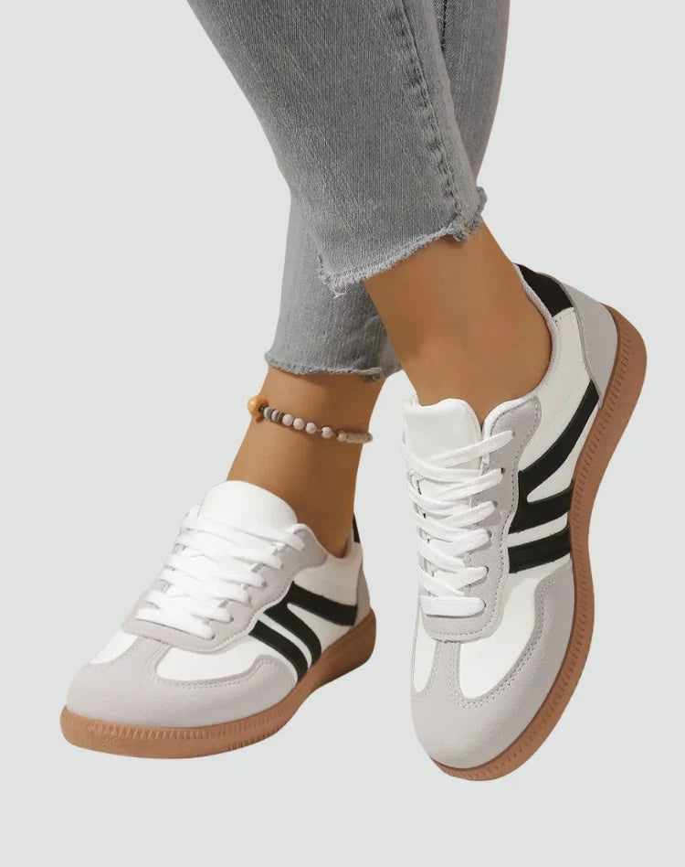 Sneakersy damskie niskie sznurowane z okrągłym noskiem i płaską podeszwą - Czarny