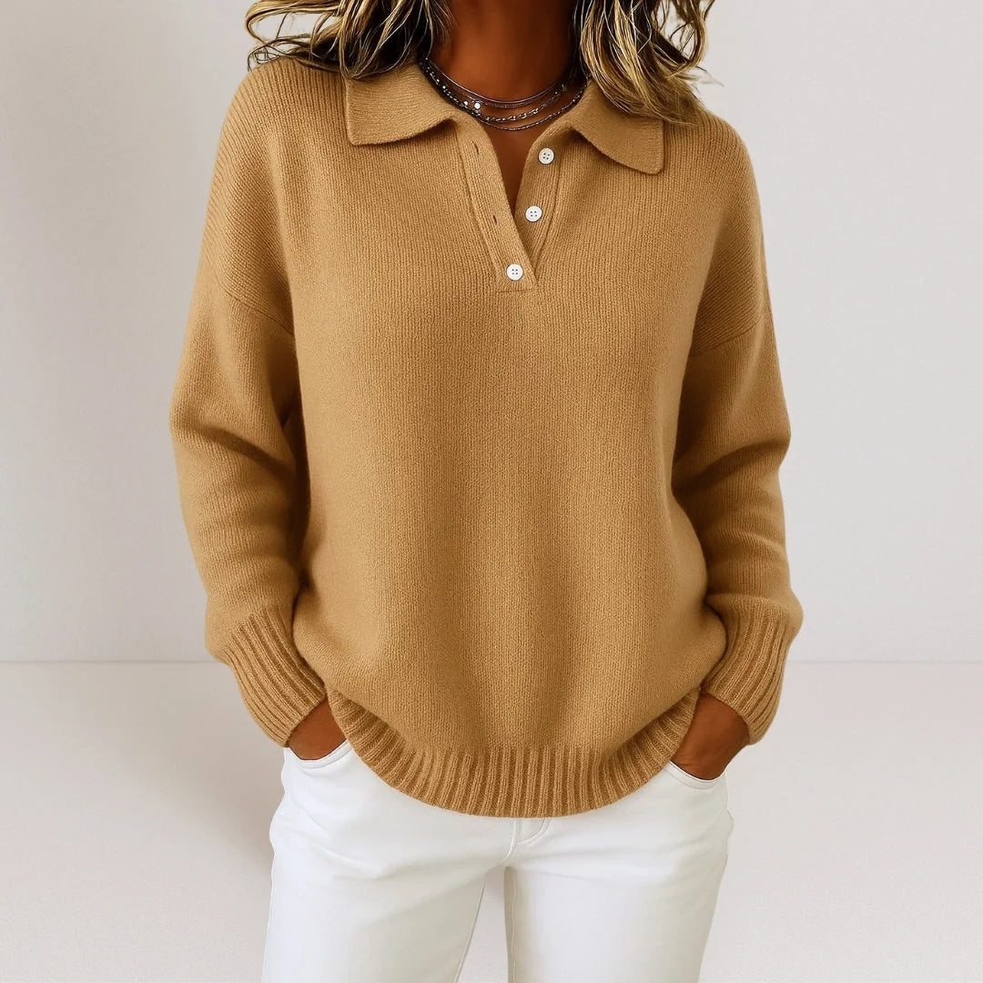 Sweter damski oversize z kołnierzykiem i krótką listwą guzikową - Karmel