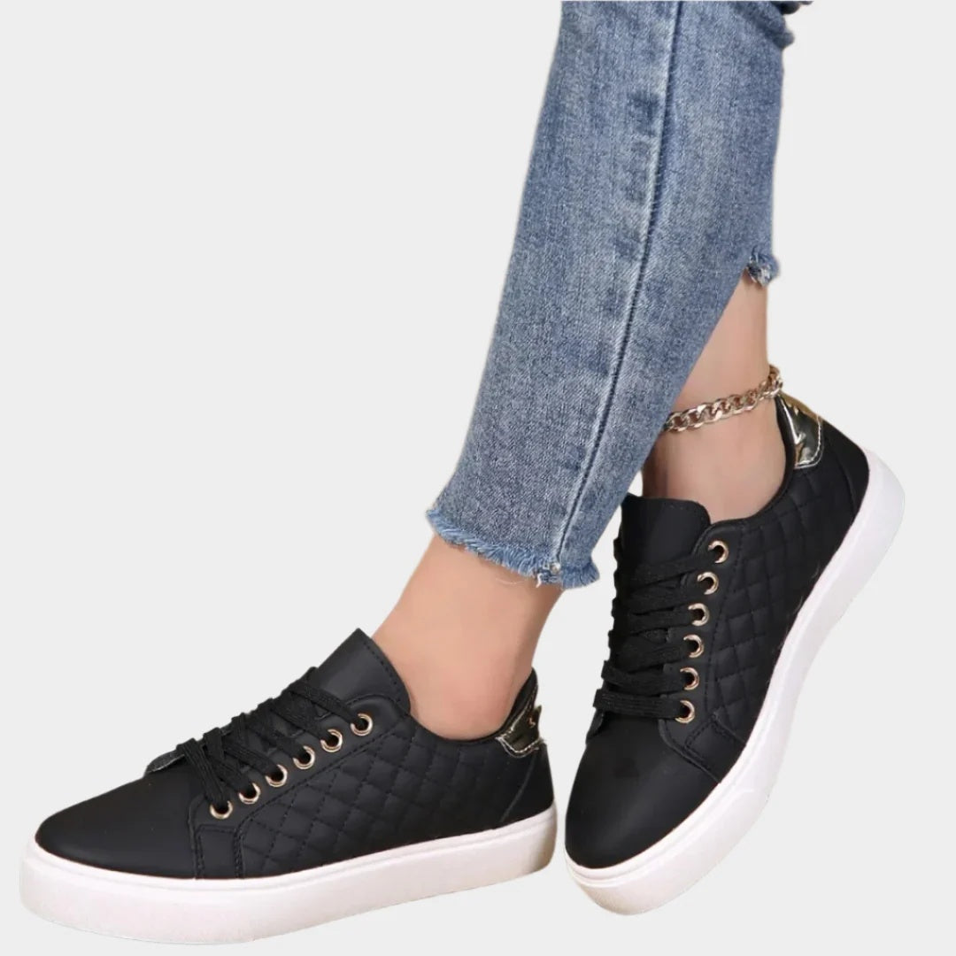 Sneakersy damskie niskie pikowane i sznurowane na płaskiej podeszwie - Czarny