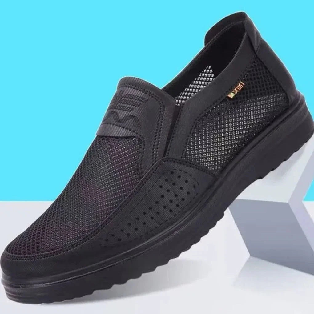 Buty męskie wsuwane z siateczką i perforowanymi wstawkami - Czarny