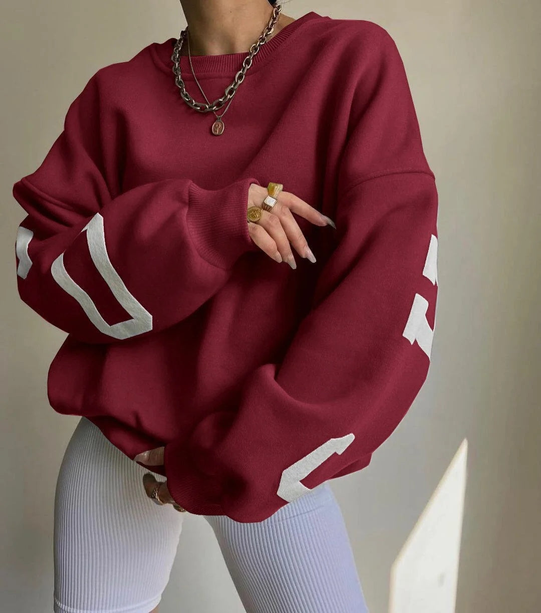 Bluza damska oversize z nadrukami na rękawach i okrągłym dekoltem - Czerwony