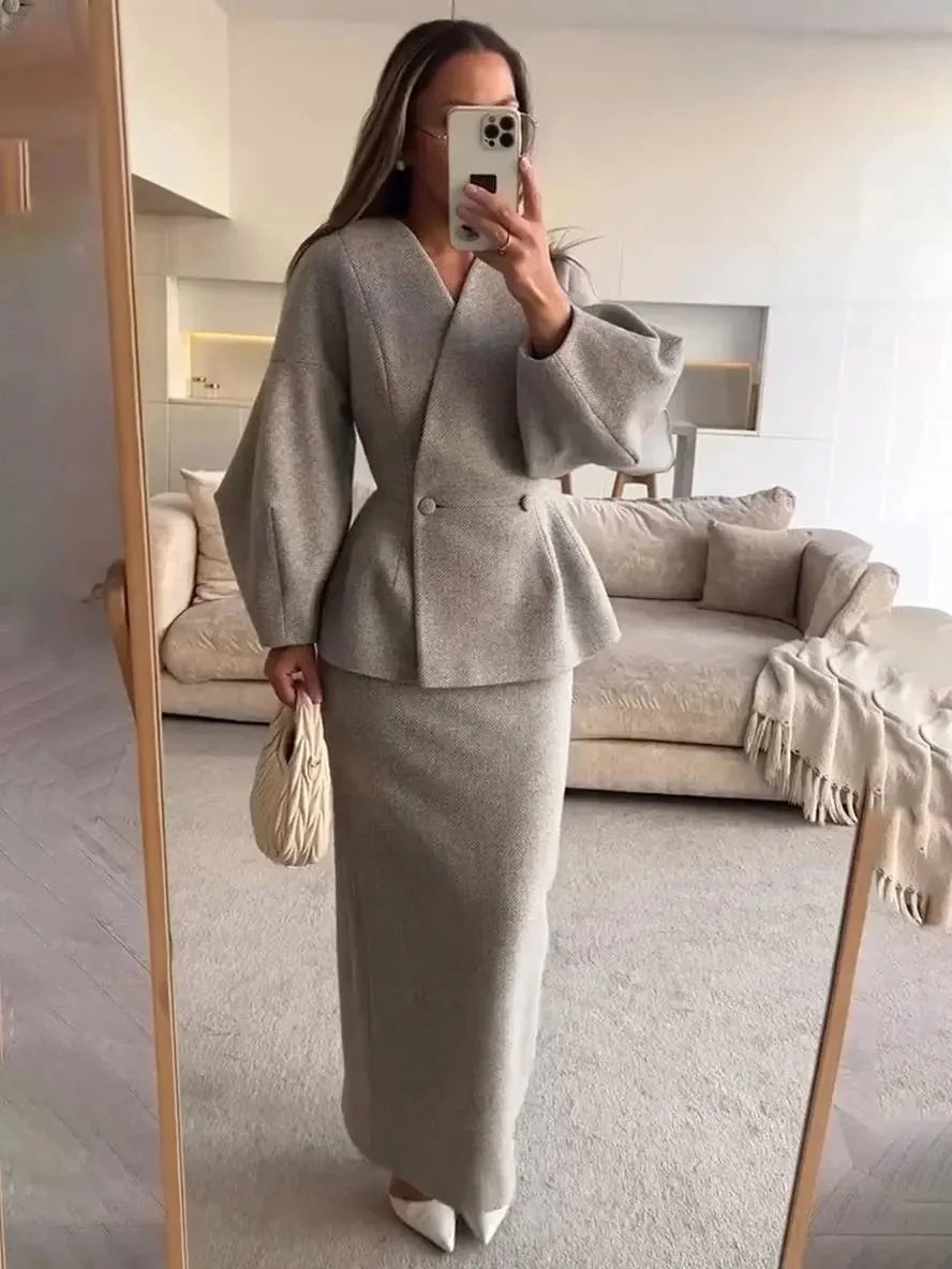 Komplet damski elegancki z taliowaną marynarką i długą spódnicą - Szary