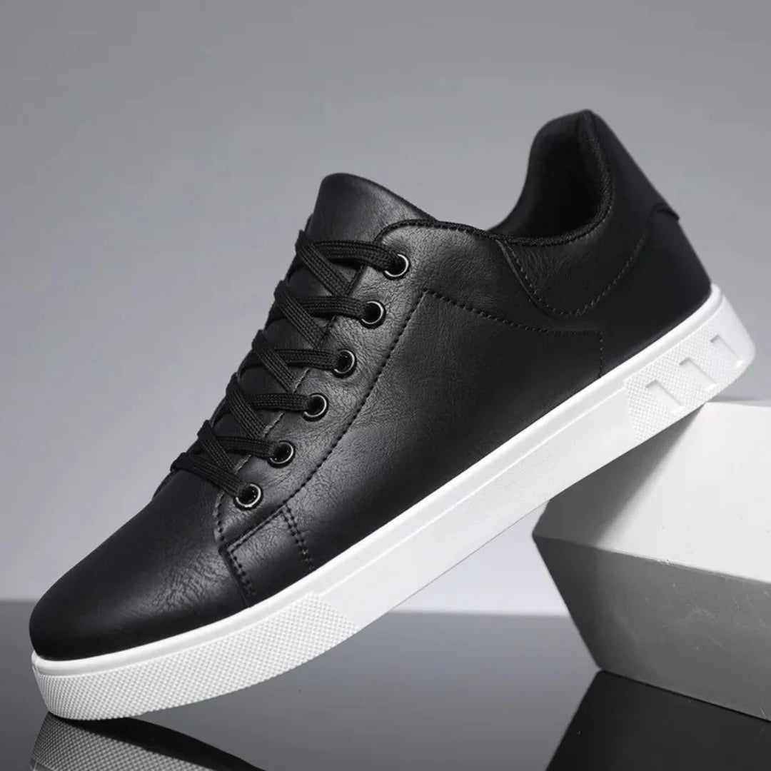 Buty sportowe męskie niskie sznurowane z okrągłym noskiem i płaską podeszwą - Czarny