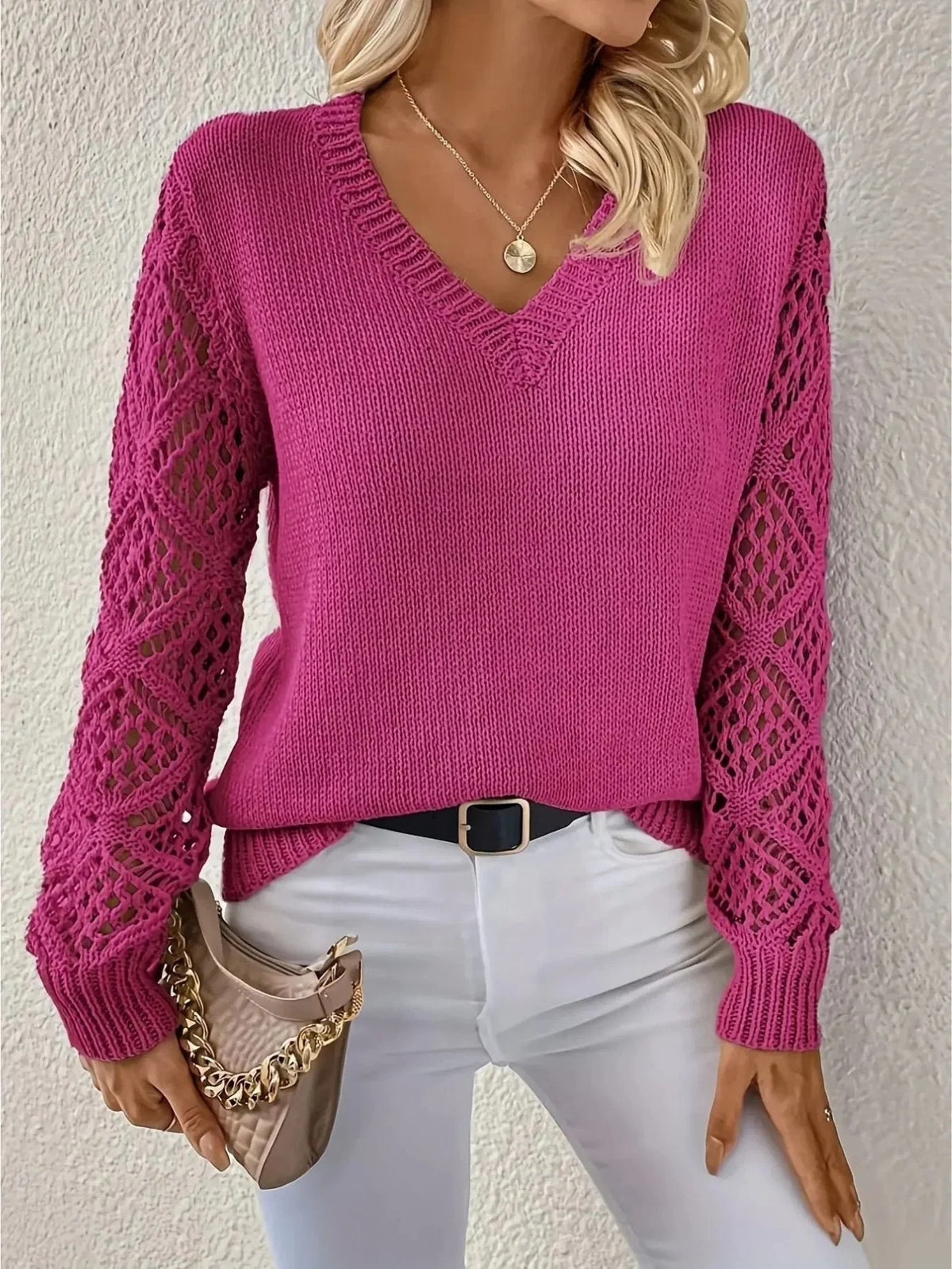 Sweter damski ażurowy o luźnym kroju z dekoltem w serek - Fuksja