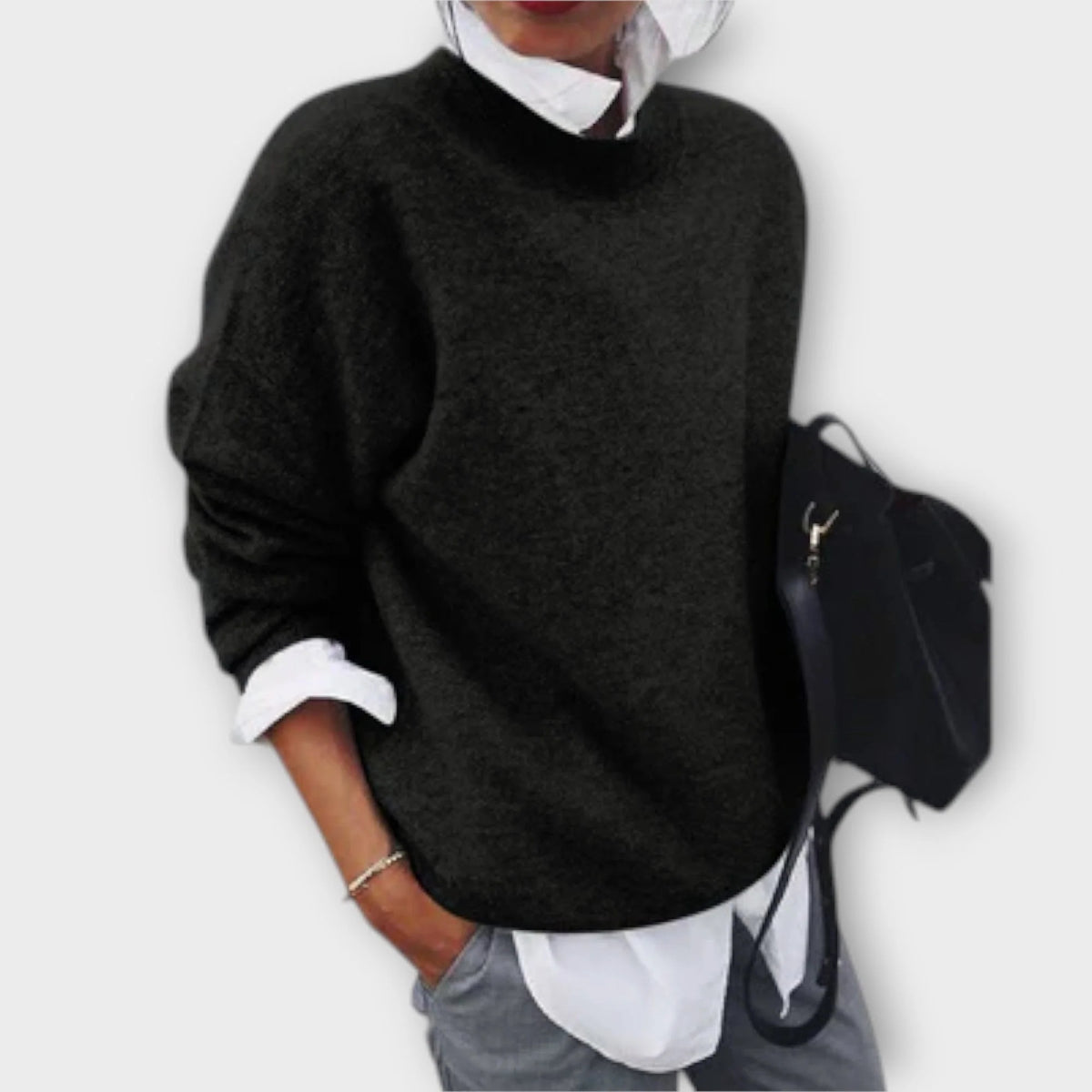 Sweter damski oversize z koszulowymi wstawkami i obniżoną linią ramion - Czarny