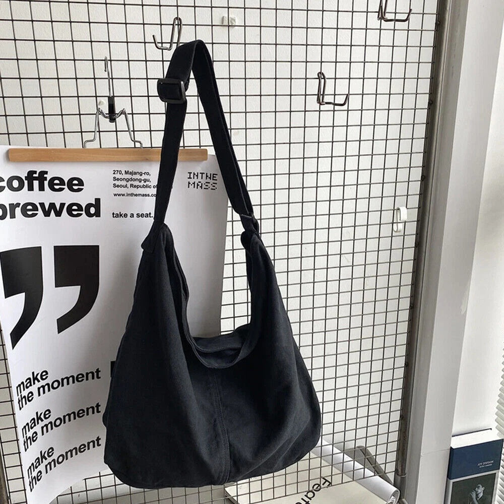 Torebka damska shopper z szerokim paskiem i kieszenią zewnętrzną - Czarny