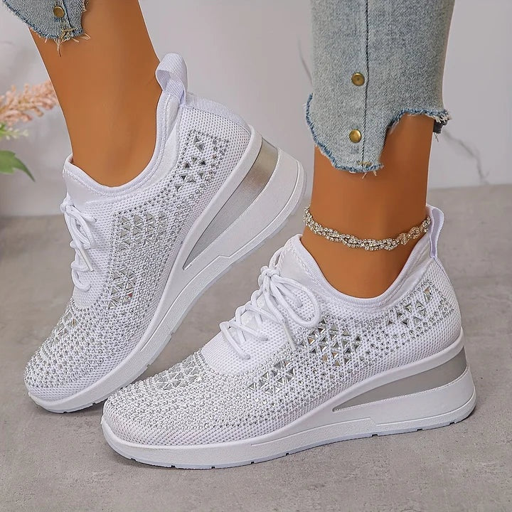 Sneakersy damskie na podwyższonej podeszwie ze sznurowaniem i ozdobnymi kryształkami - Biały