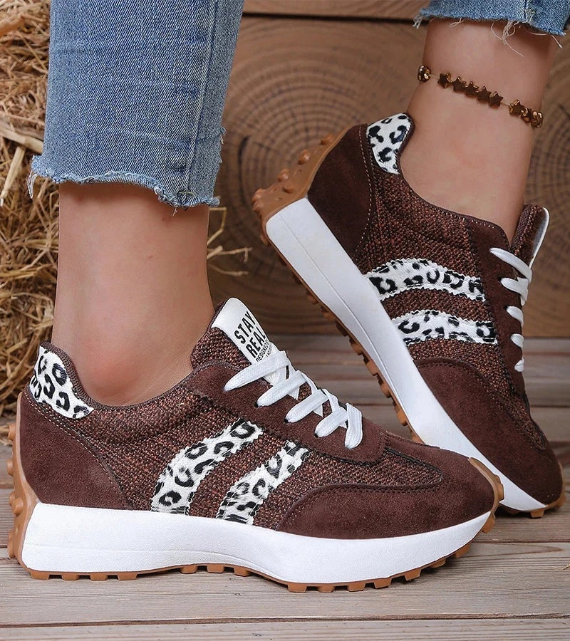 Sneakersy damskie sznurowane na grubej podeszwie ze zwierzęcym wzorem - Brąz W Panterkę