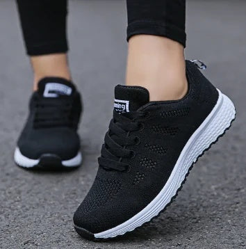 Buty sportowe damskie niskie sznurowane z okrągłym noskiem - Czarny