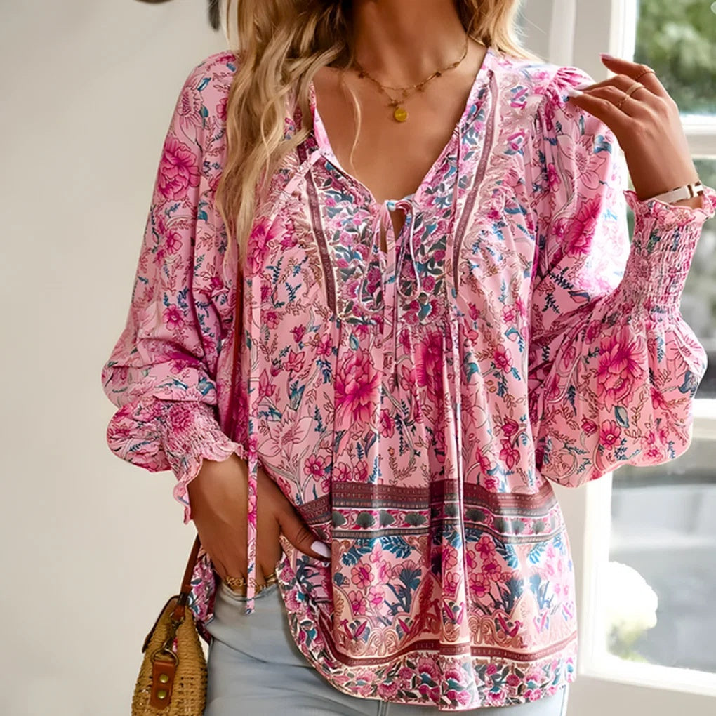 Bluzka damska boho w kwiaty z dekoltem w serek i wiązaniem - Różowy