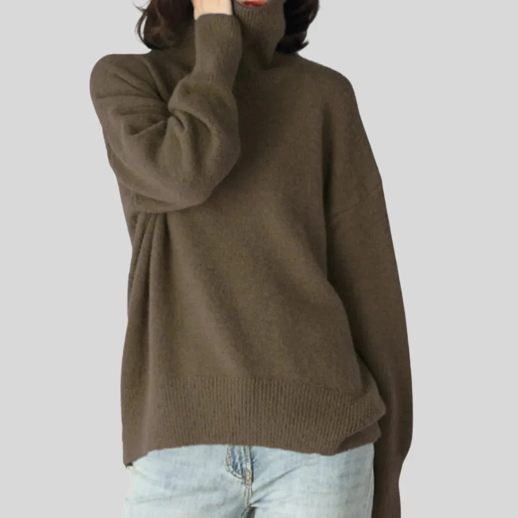 Sweter damski oversize z golfem i obniżoną linią ramion - Brązowy