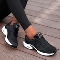 Buty sportowe damskie sznurowane z perforowaną cholewką i grubą podeszwą - Czarny