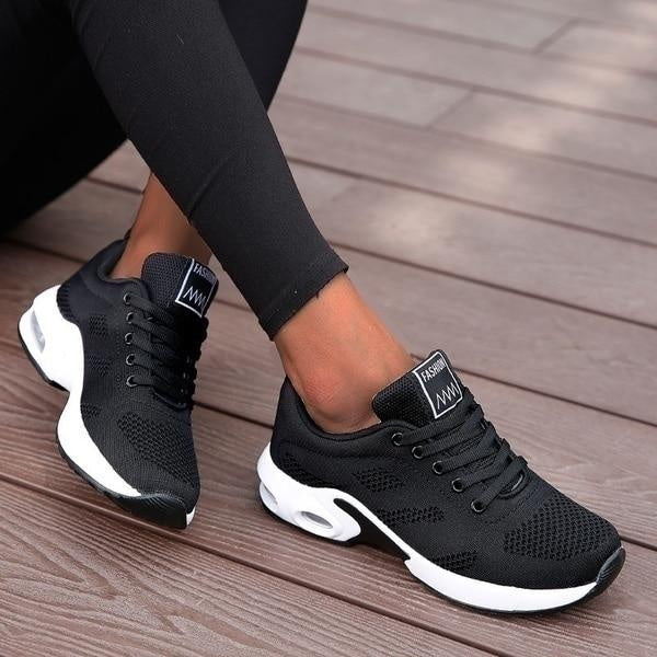 Buty sportowe damskie sznurowane z perforowaną cholewką i grubą podeszwą - Czarny