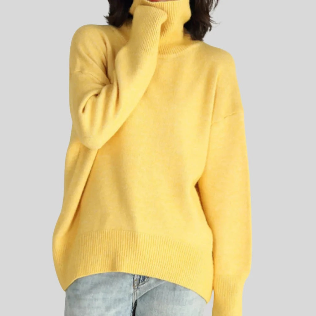Sweter damski oversize z golfem i obniżoną linią ramion - Żółty