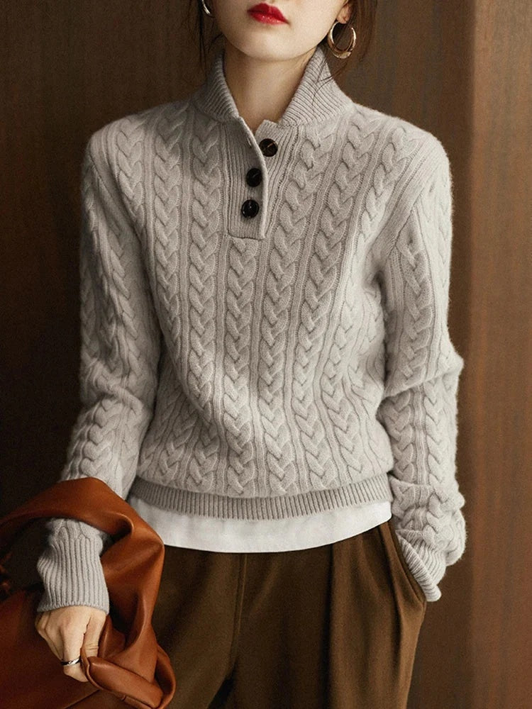 Sweter damski w warkoczowy wzór ze stójką i krótkim zapięciem na guziki - Srebrna