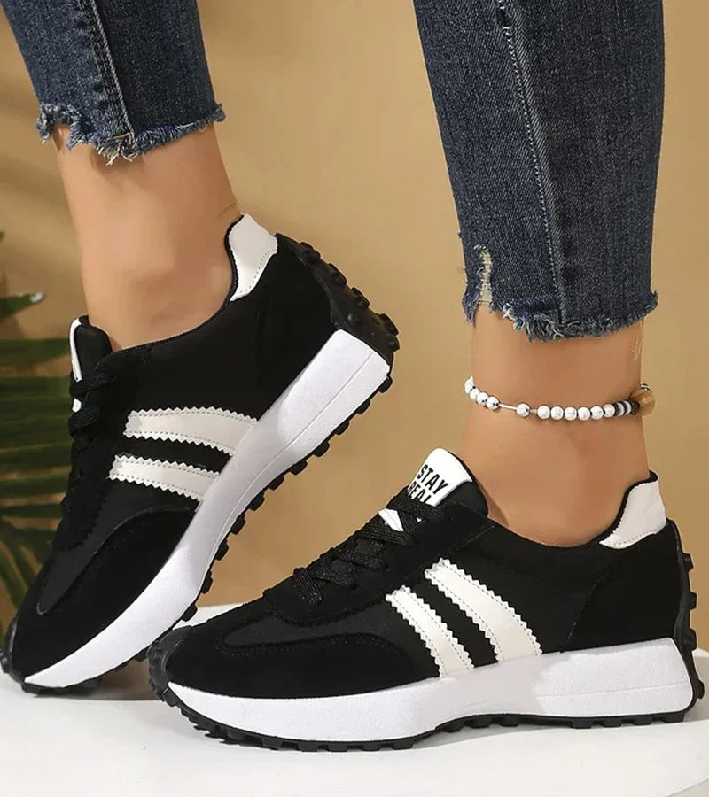 Sneakersy damskie sznurowane na grubej podeszwie ze zwierzęcym wzorem - Czarny