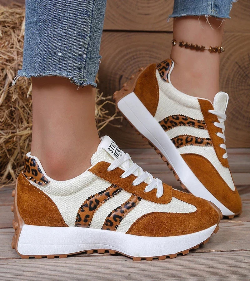 Sneakersy damskie sznurowane na grubej podeszwie ze zwierzęcym wzorem - Beż W Panterkę