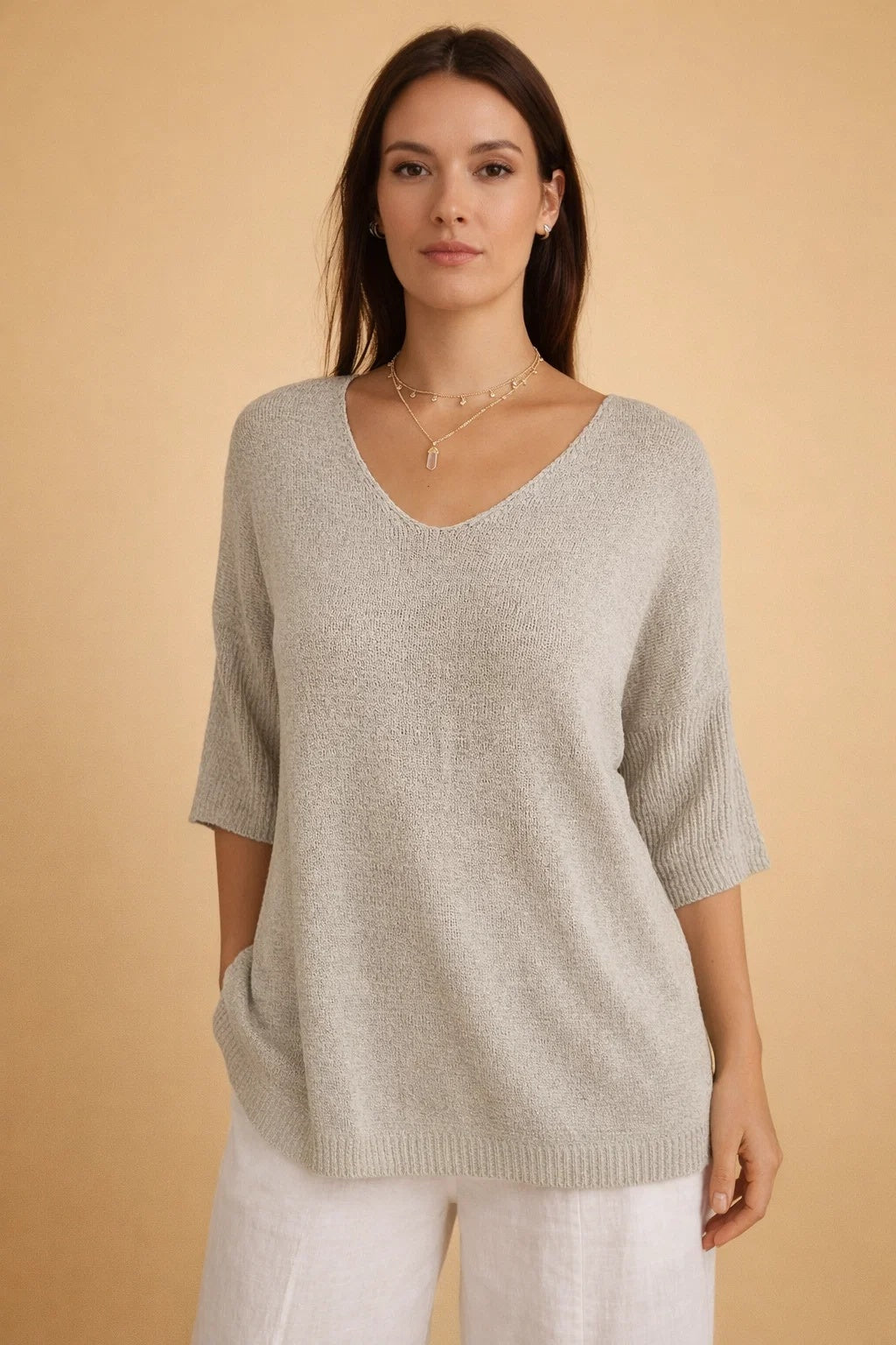 Sweter damski oversize z dekoltem w serek i rękawami trzy czwarte - Szary