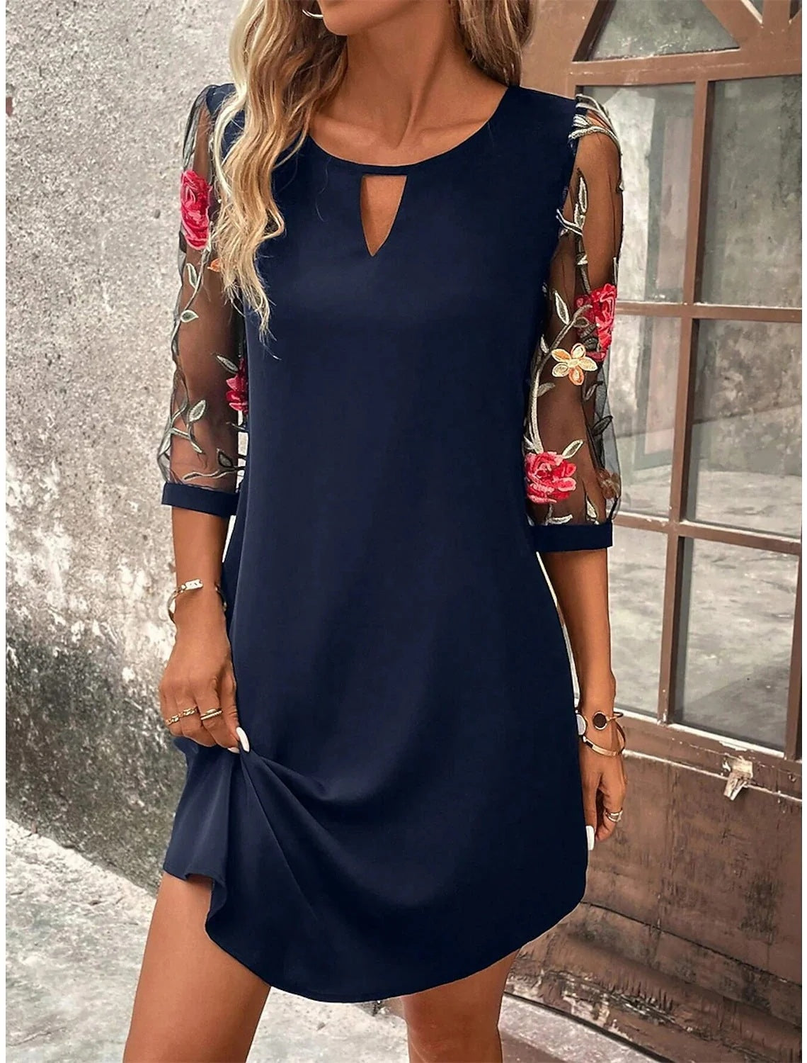 Sukienka damska trapezowa z haftowanymi rękawami i dekoltem z wycięciem - Granatowy