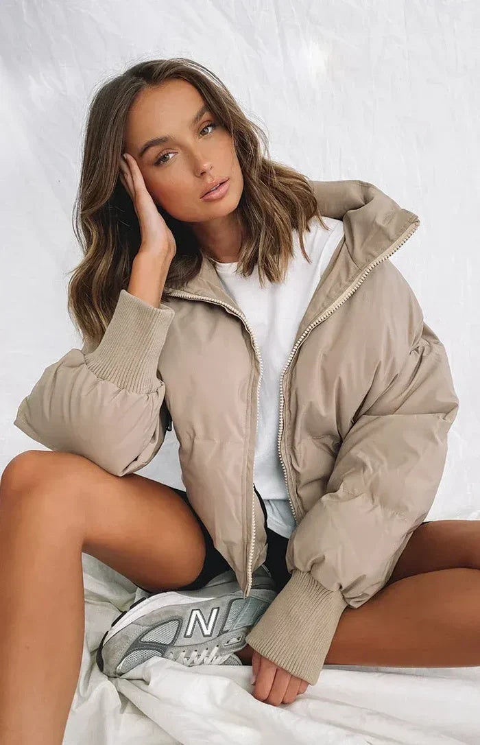 Kurtka damska pikowana krótka oversize ze stójką i zapięciem na zamek - Khaki