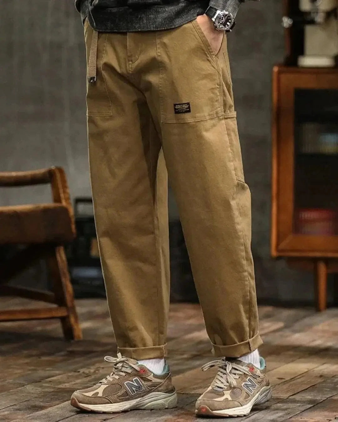 Spodnie męskie cargo o luźnym kroju z kieszeniami i paskiem - Khaki