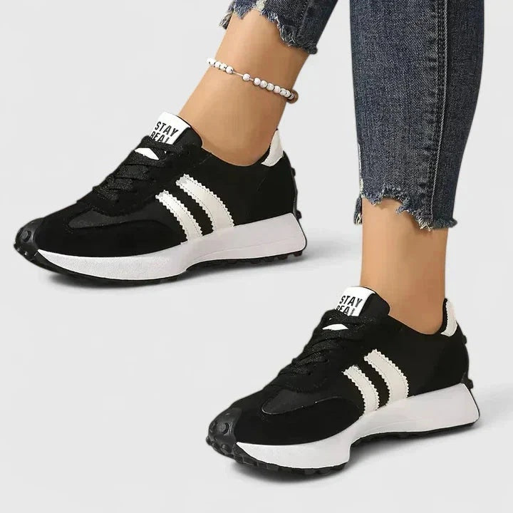 Sneakersy damskie sznurowane na grubszej podeszwie w stylu retro - Czarny