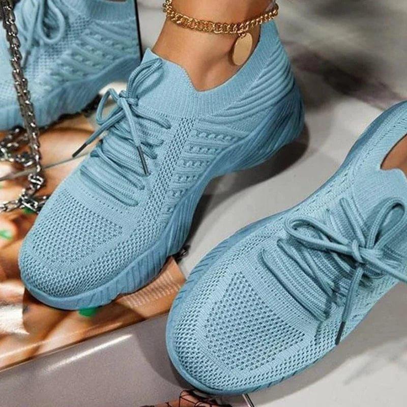 Buty sportowe damskie wsuwane z wiązaniem i masywną podeszwą - Niebieski