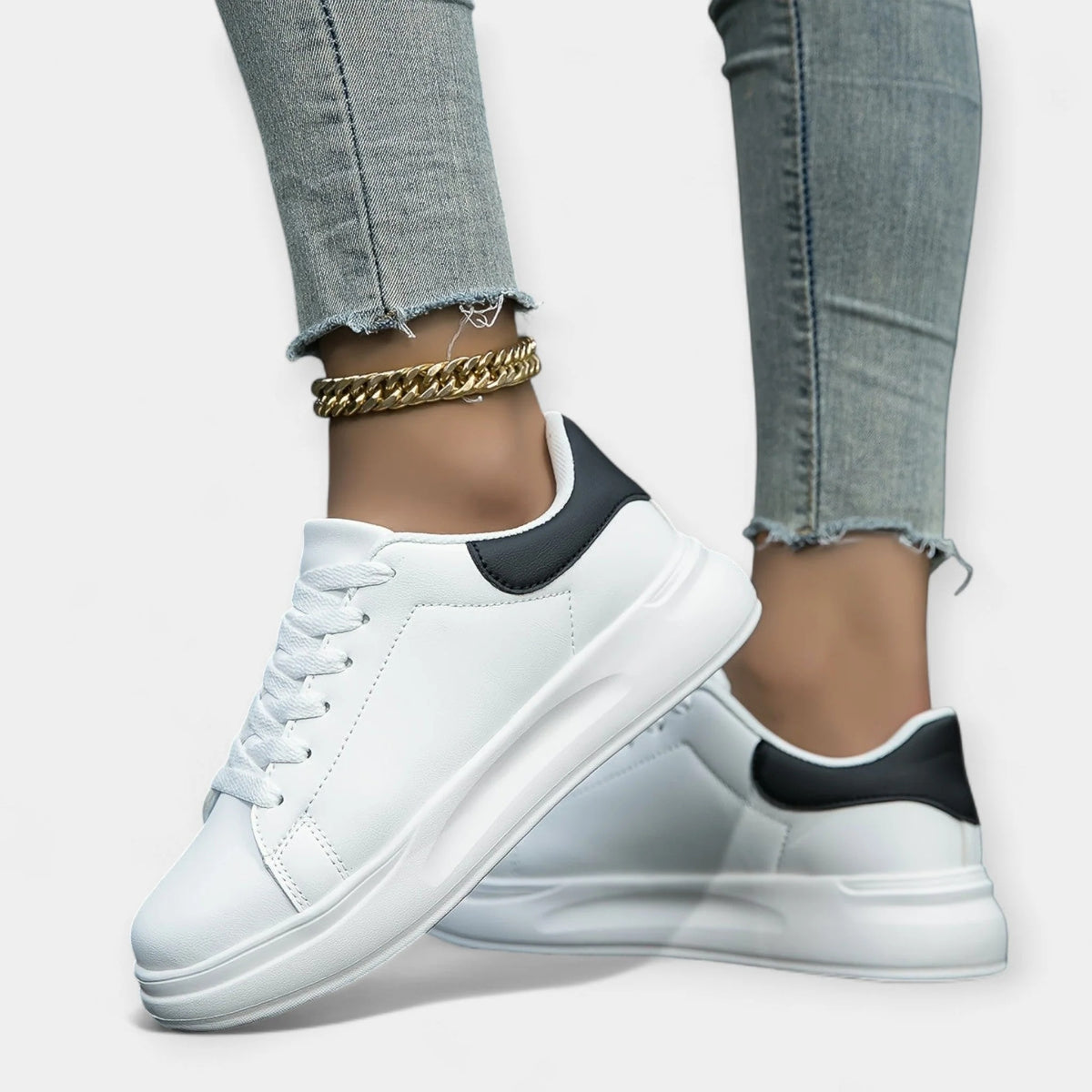 Sneakersy damskie niskie sznurowane na płaskiej podeszwie - Biały Czarny