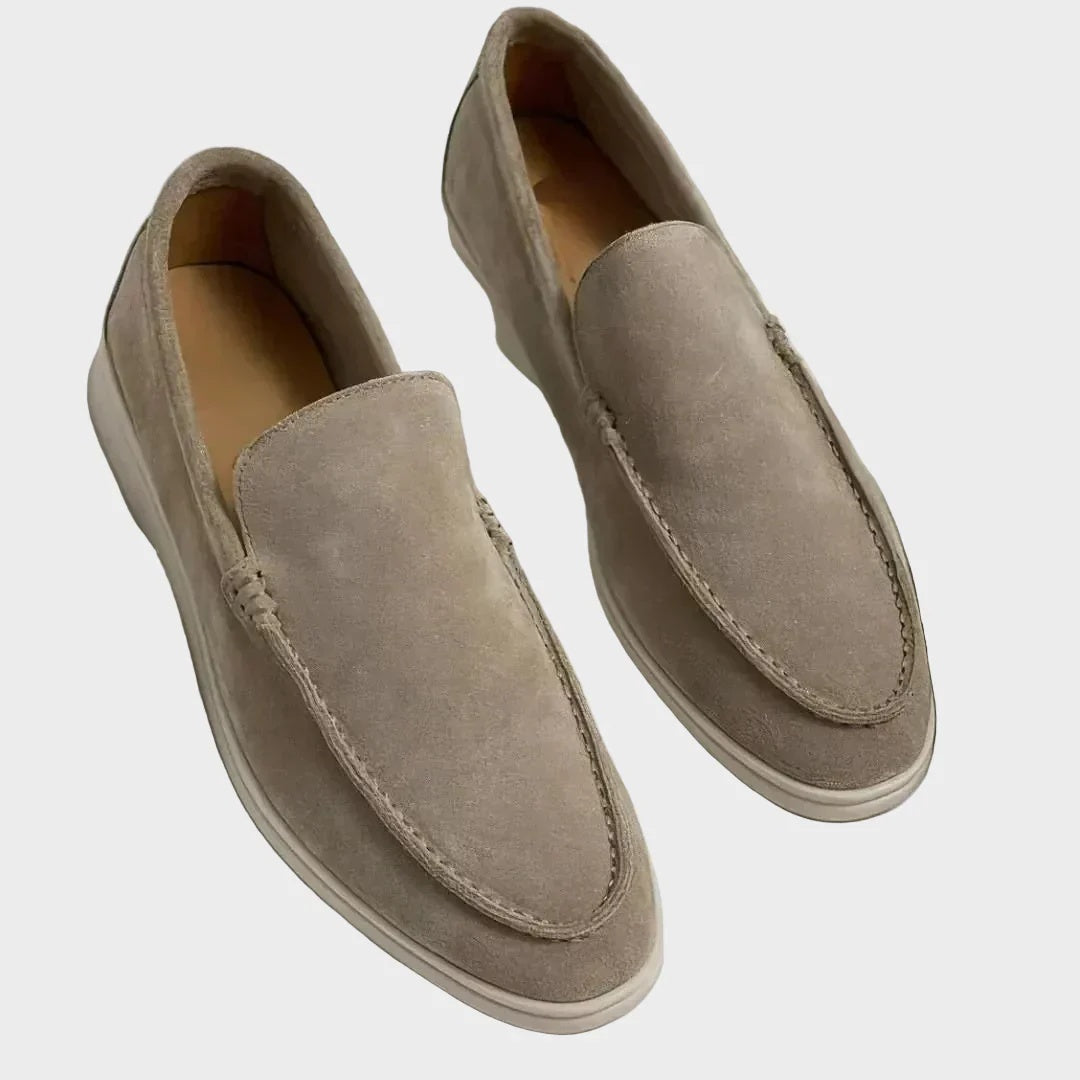 Loafersy męskie wsuwane na płaskiej podeszwie z ozdobnymi przeszyciami - Khaki