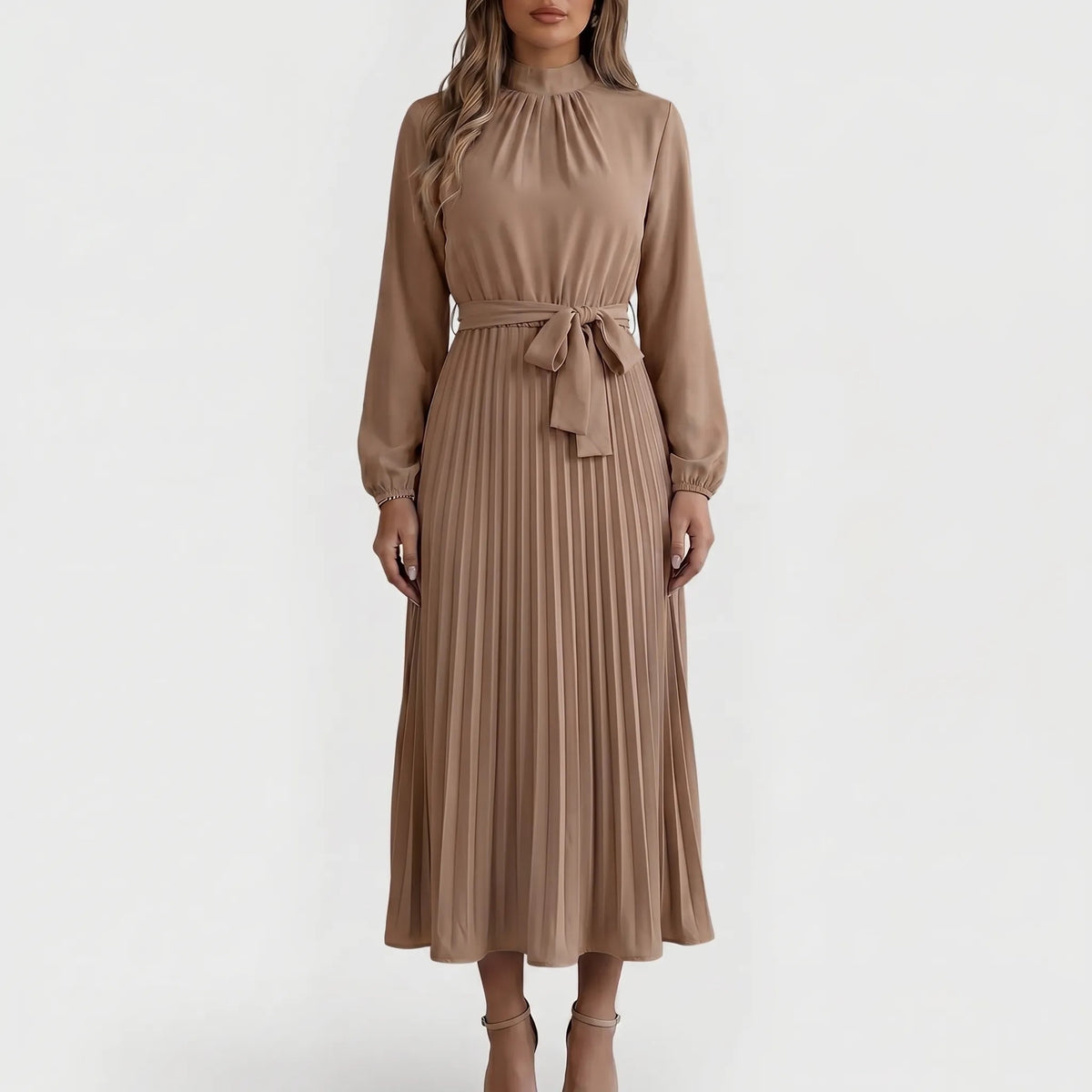 Sukienka damska maxi plisowana ze stójką i wiązaniem w talii - Khaki