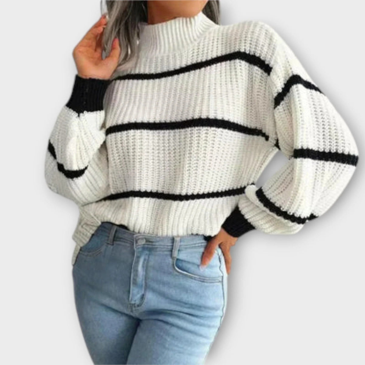 Sweter damski oversize w paski z półgolfem i szerokimi rękawami - Biały