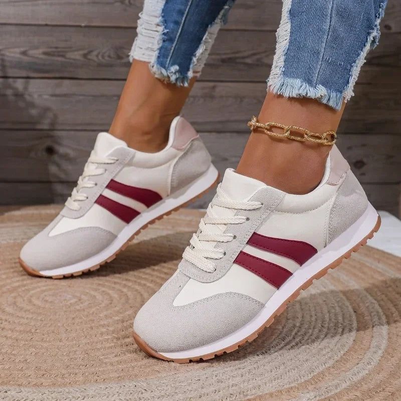 Sneakersy damskie niskie sznurowane z okrągłym noskiem i płaską podeszwą - Czerwony