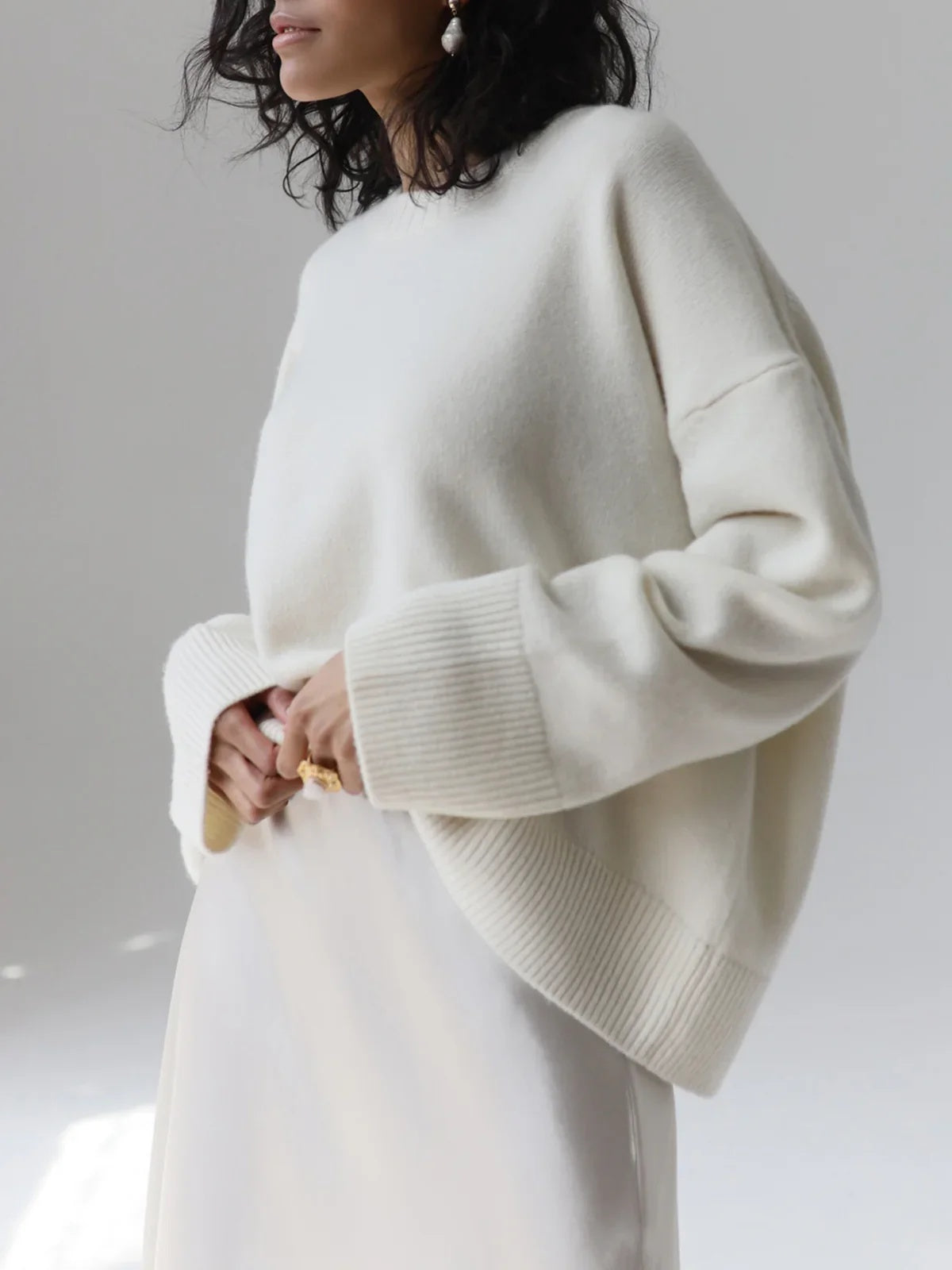 Sweter damski oversize z okrągłym dekoltem i długimi rękawami - Białe