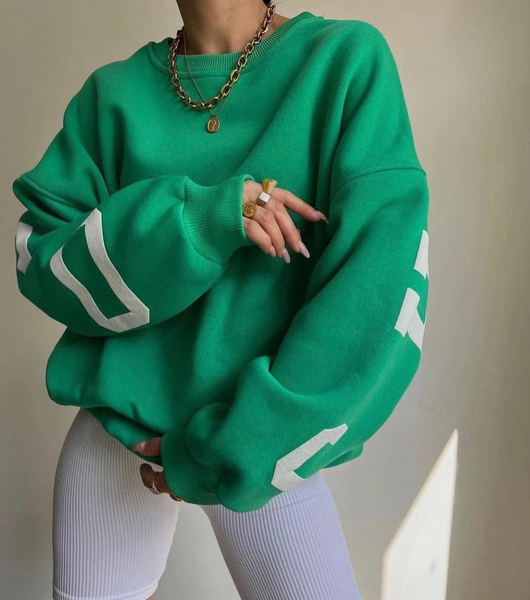 Bluza damska oversize z nadrukami na rękawach i okrągłym dekoltem - Zielony