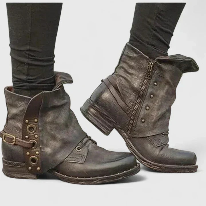 Botki damskie retro z klamrami i metalowymi detalami na niskim obcasie - Brązowy