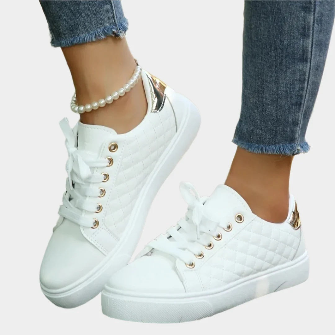 Sneakersy damskie niskie pikowane i sznurowane na płaskiej podeszwie - Biały